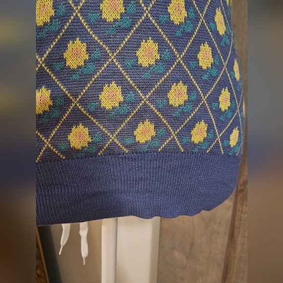 MODCLOTH Throwback Blooms Short Sleeve Sweater. Size small - Picture 11 of 12